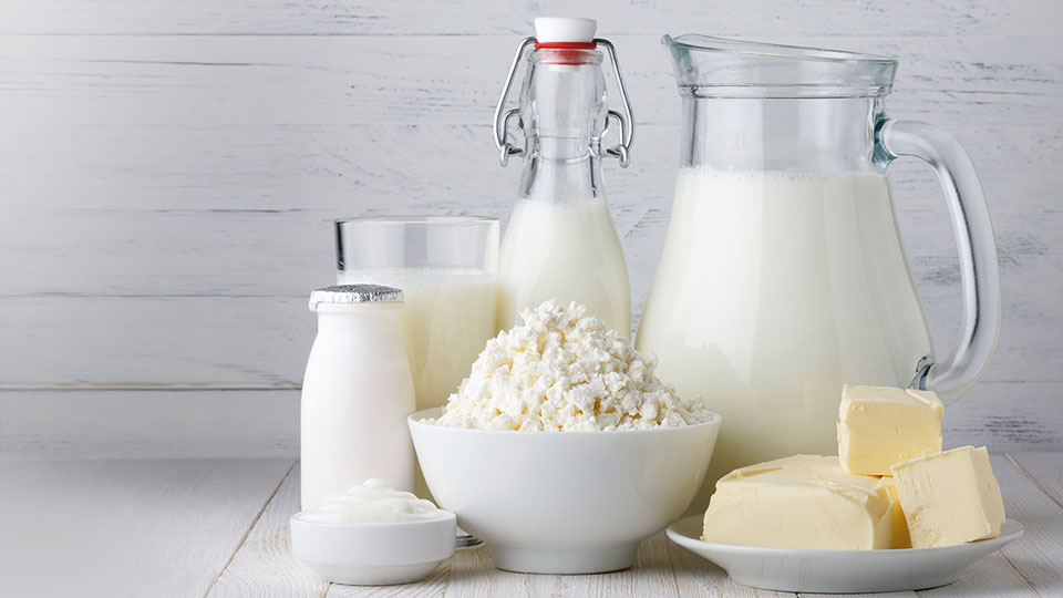 Bodegón de productos lácteos en un ambiente doméstico.